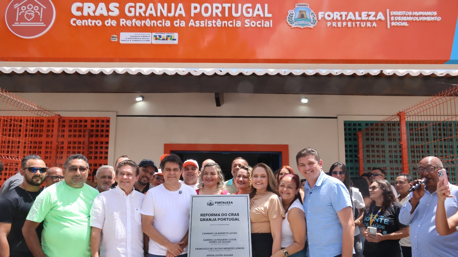 grupo de pessoas posa para a foto